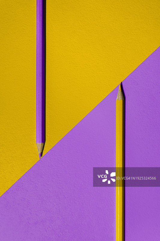 俯视拍摄的桌面上彩色铅笔图片素材