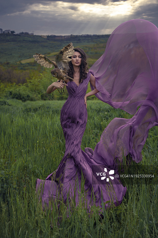 站在田野上的连衣裙女人图片素材