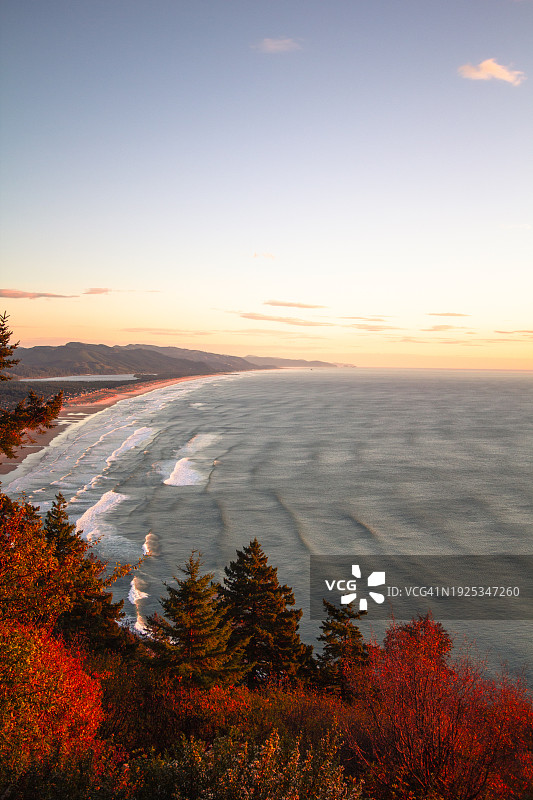 美国俄勒冈州日落时分的天空与海景图片素材