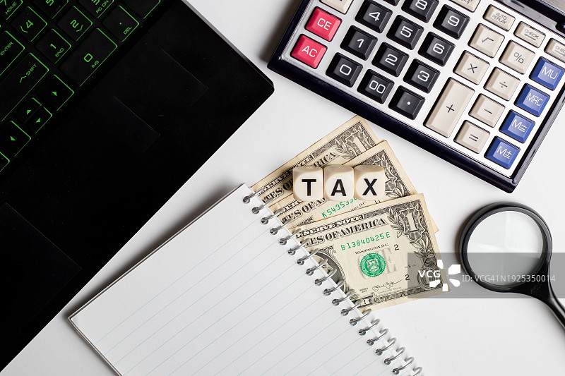 办公桌上的“税务”一词图片素材