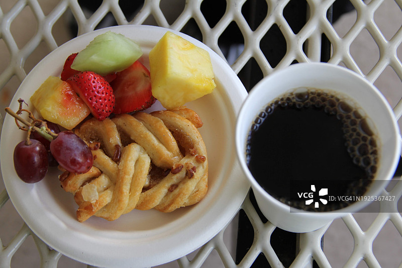 俯瞰餐桌上的早餐，加利福尼亚核桃溪图片素材