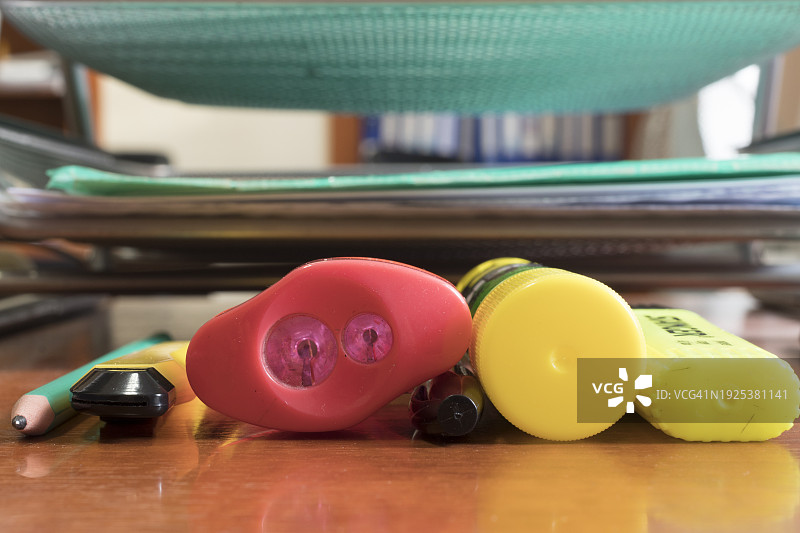 桌子上彩色玩具的特写图片素材