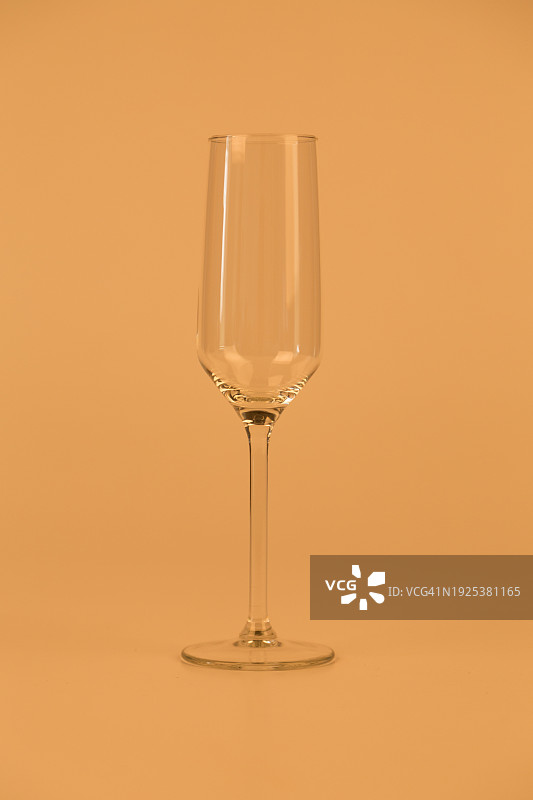 彩色背景下的葡萄酒杯特写图片素材