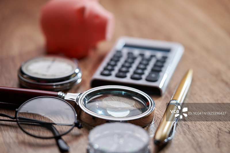 马来西亚：桌子上带计算器和笔的眼镜特写图片素材
