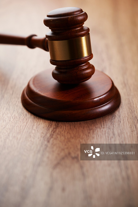 木桌上的法槌特写，马来西亚图片素材