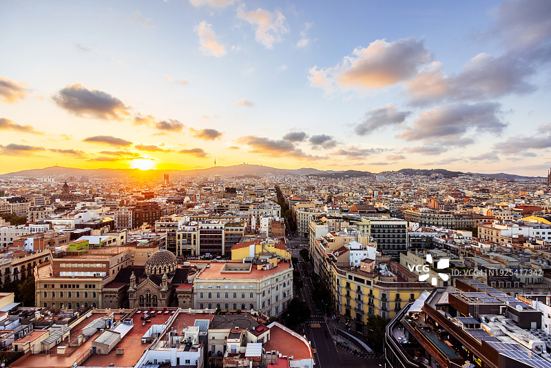 日落时分的巴塞罗那城市景观，鸟瞰视角，西班牙加泰罗尼亚图片素材
