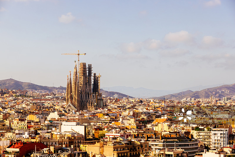 阳光明媚的巴塞罗那天际线与圣家堂鸟瞰图，西班牙图片素材