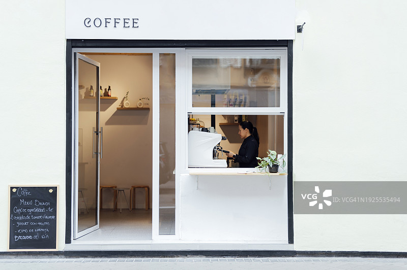 咖啡师在咖啡店用咖啡机制作咖啡图片素材