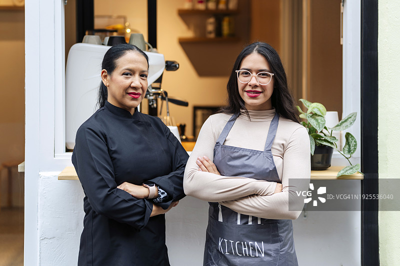 两名咖啡馆老板交叉双臂图片素材