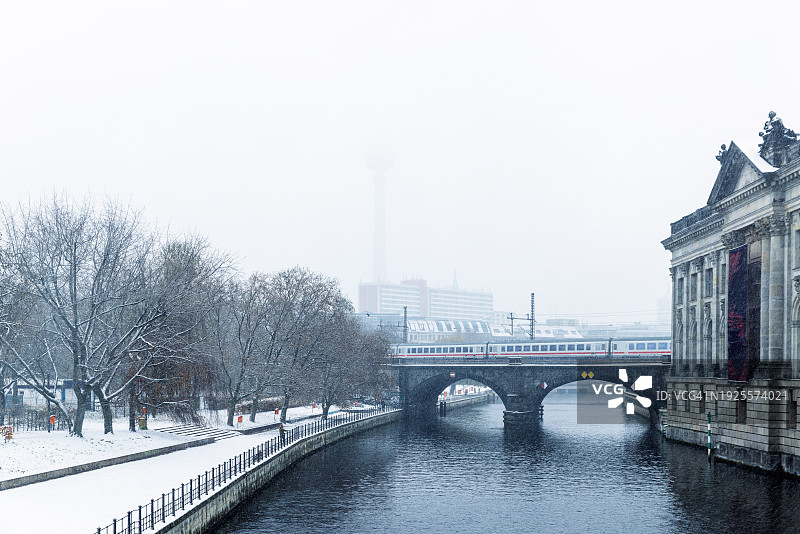 下雪天的德国柏林施普雷河和柏林电视塔图片素材