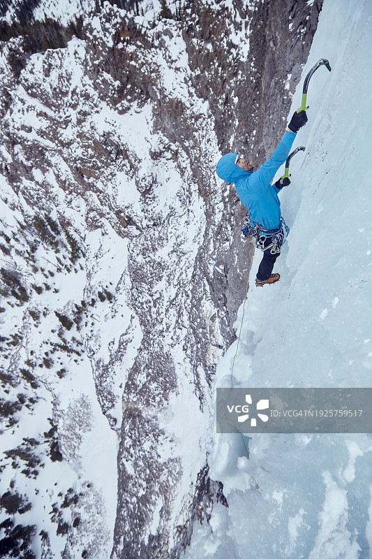 青年男人在蒙大拿州博兹曼附近攀冰图片素材