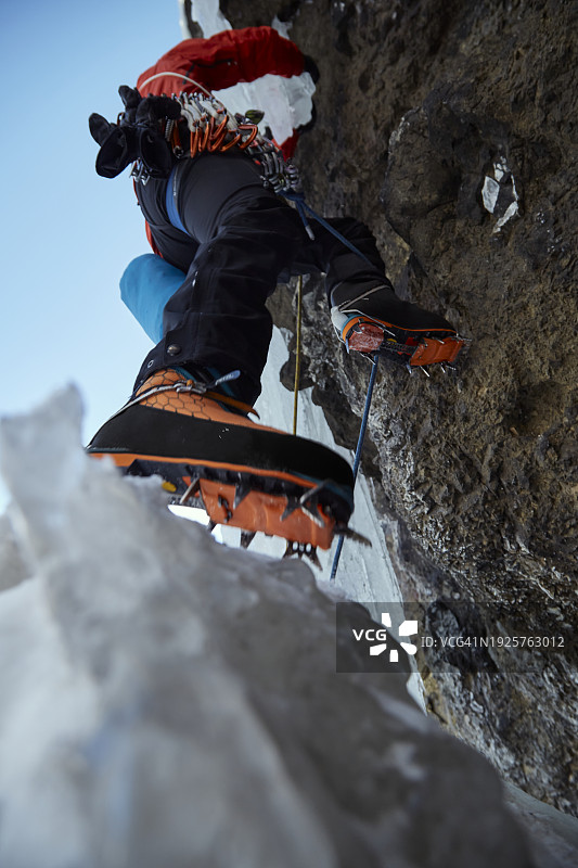 冬季攀冰者攀登悬崖图片素材