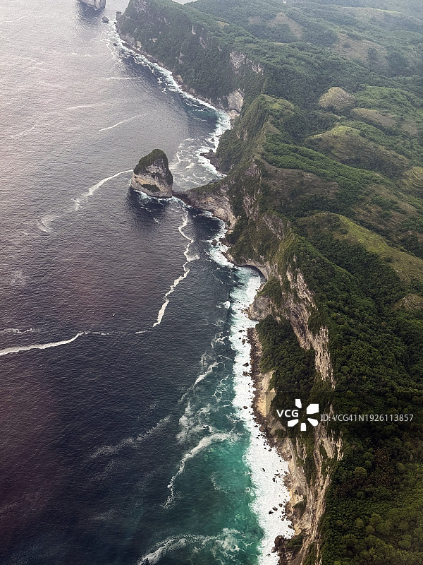 印度尼西亚巴厘岛努萨佩尼达岛崎岖的海岸线图片素材