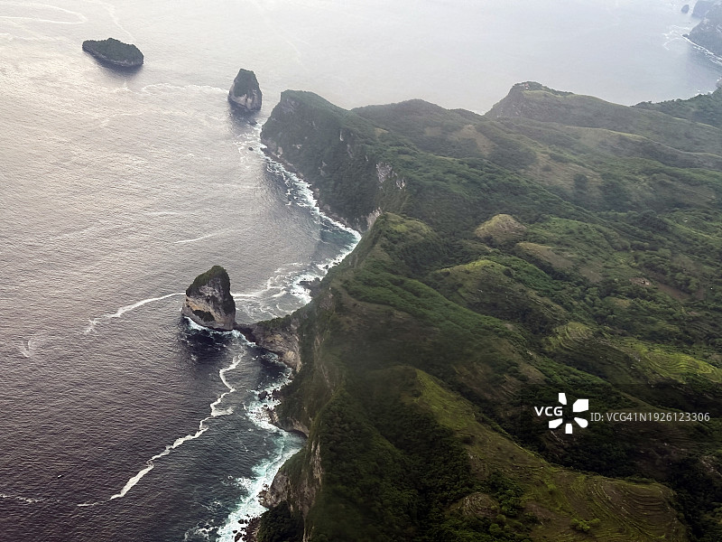 印度尼西亚巴厘岛努萨佩尼达岛崎岖的海岸线图片素材