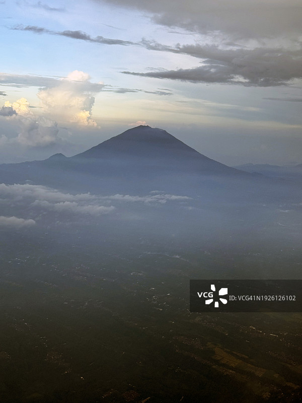 印度尼西亚巴厘岛阿贡火山的黄昏景色图片素材