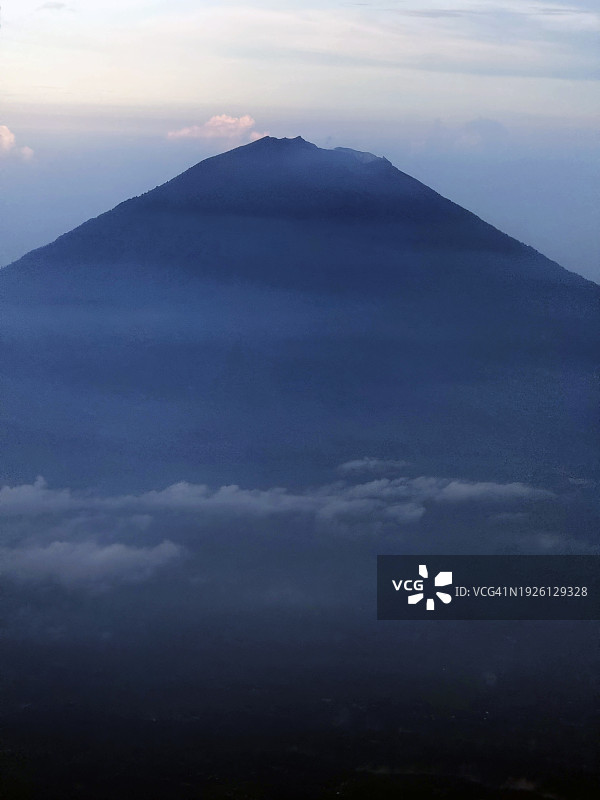 黄昏时，印度尼西亚巴厘岛上的阿贡火山。图片素材