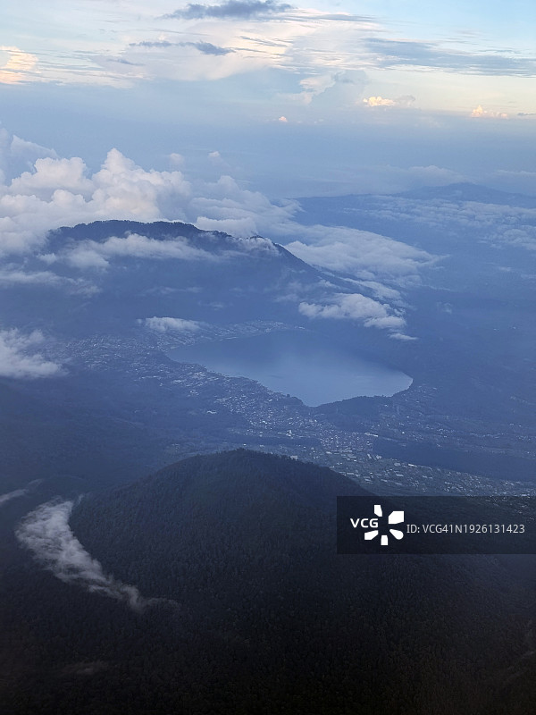 印度尼西亚巴厘岛巴图斯湖和火山口黄昏景色图片素材