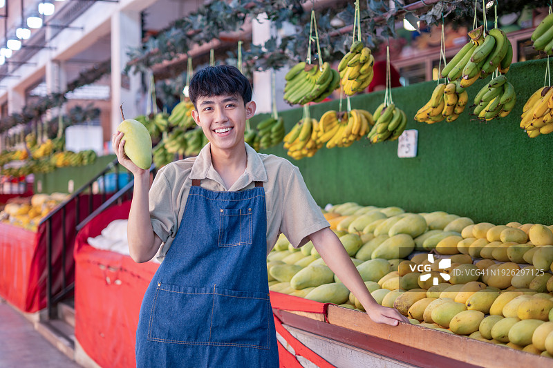 水果摊店主在店前图片素材