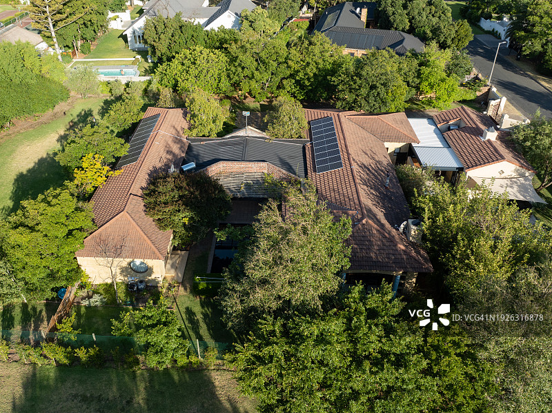 开普敦住宅：屋顶安装太阳能电池板图片素材
