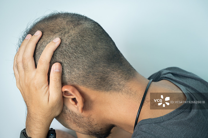 亚洲男子头痛或偏头痛图片素材