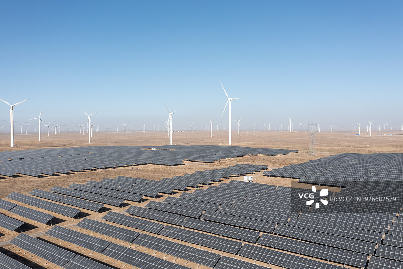 沙漠中的太阳能光伏板和风力涡轮机鸟瞰图图片素材