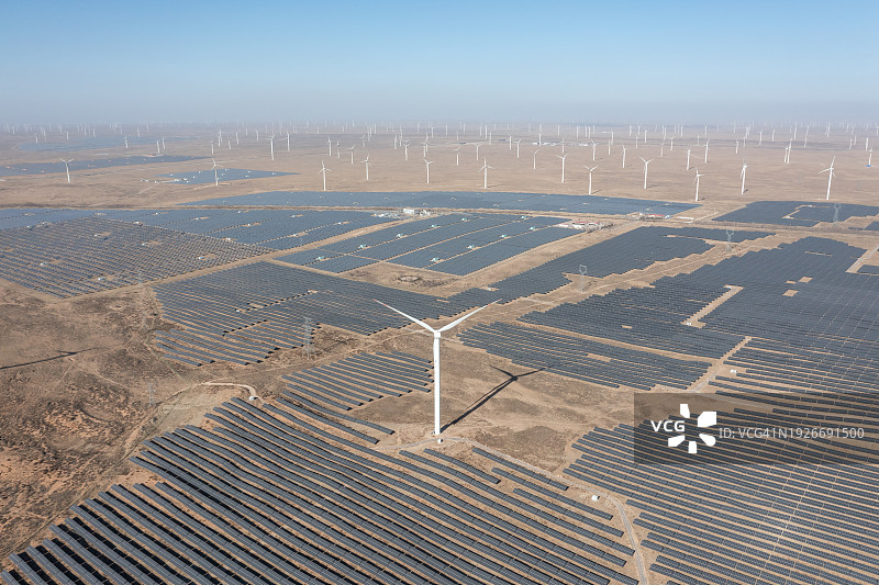 沙漠中的太阳能光伏板和风力涡轮机鸟瞰图图片素材