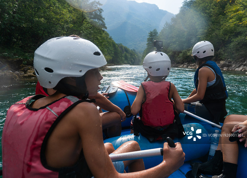 在河上漂流的家庭图片素材