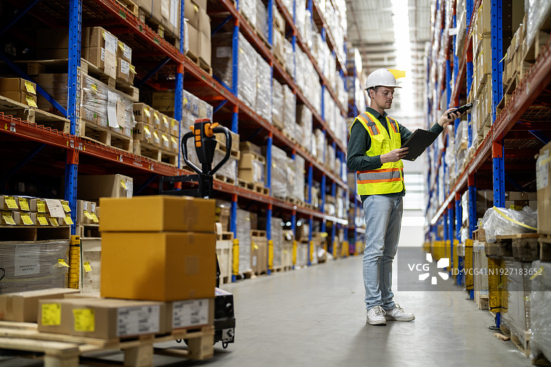 在仓库中使用扫描仪检查货物的工人图片素材