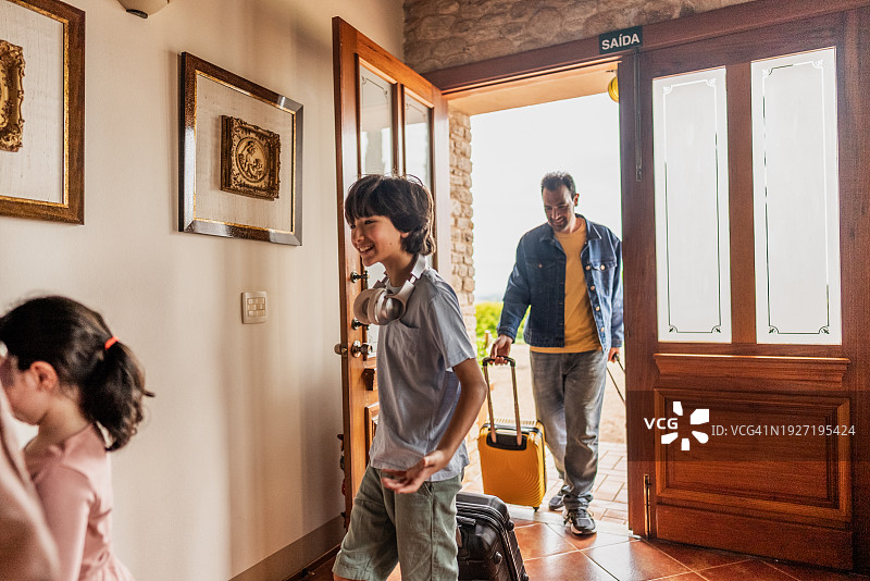 一家人走进酒店图片素材