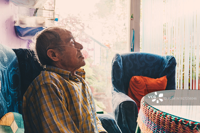 在家吸氧的老人侧面照图片素材