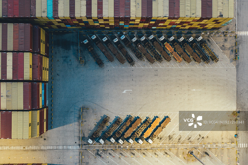 夜晚停放的卡车俯视图图片素材