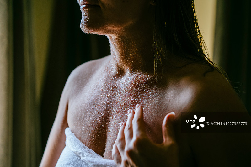 女人用保湿液、纯露和润肤露喷洒身体图片素材