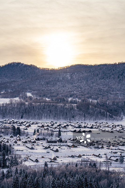 中国新疆禾木村的黎明雪景图片素材