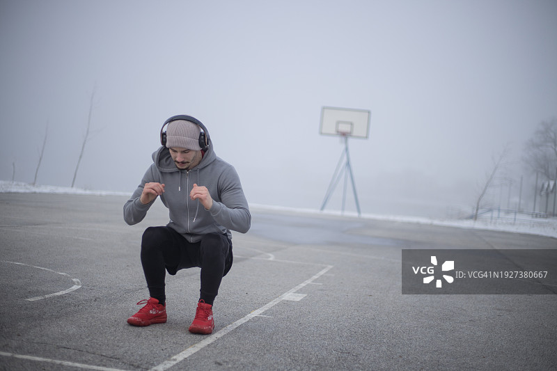 恶劣天气奈何不了我图片素材