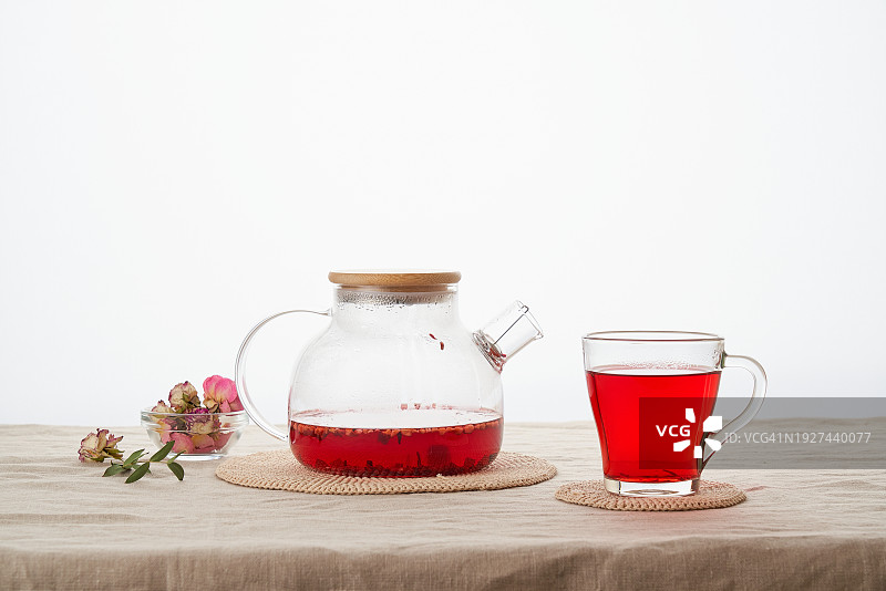 玻璃茶壶中的洛神花茶（白色背景）图片素材