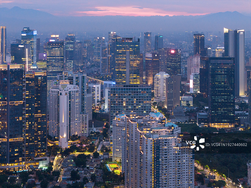 雅加达城市天际线黄昏鸟瞰图图片素材