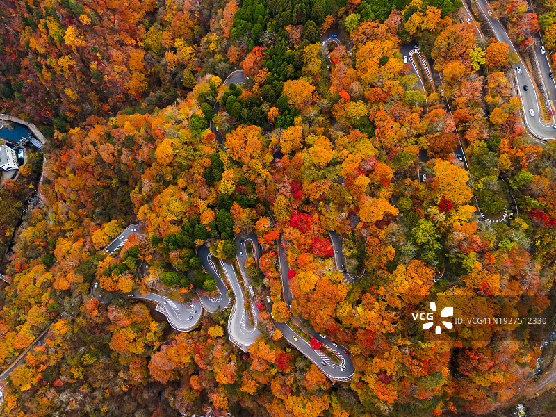 秋季山间蜿蜒公路和彩色景观航拍图片素材
