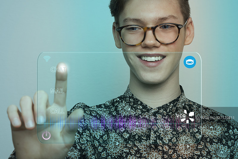 年轻男人使用虚拟聊天机器人进行交流图片素材