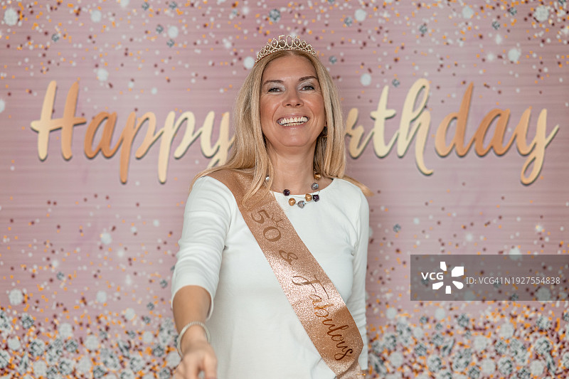 在工作室为她的50岁生日摆姿势的女人图片素材