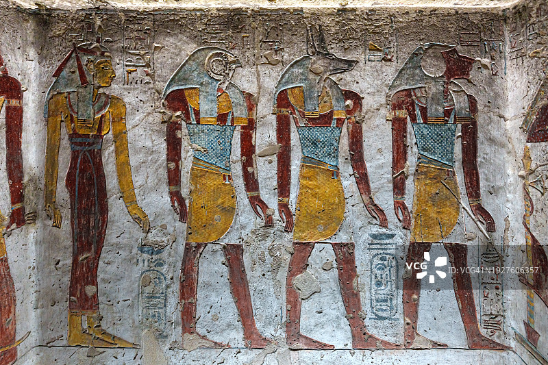 埃及帝王谷中色彩鲜艳的象形文字雕刻图片素材