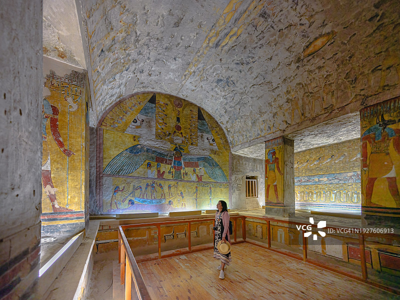女游客站在埃及卢克索帝王谷的塔沃斯和塞特纳赫特陵墓（KV14）周围图片素材