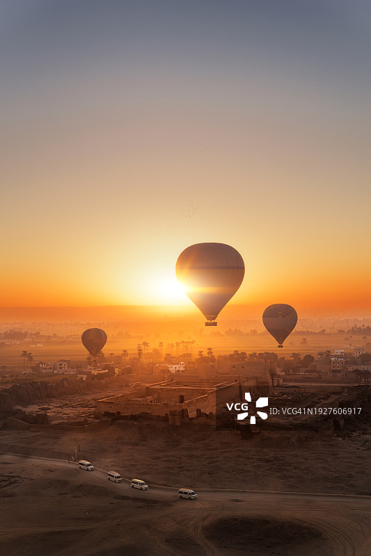 飞越哈布城神庙的热气球图片素材