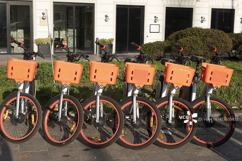 停放好的待租自行车图片素材