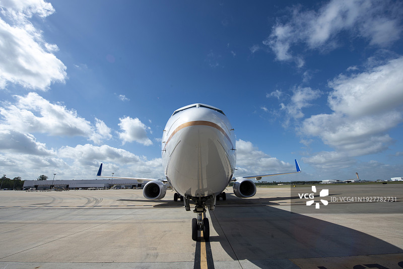 跑道上的大型客机图片素材