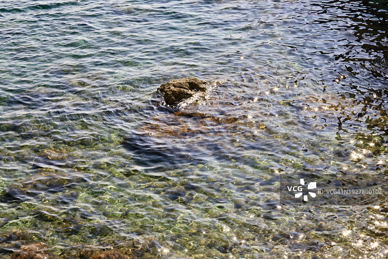 克罗地亚达尔马提亚地区亚得里亚海沿岸的清澈海水图片素材
