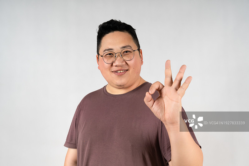 亚洲男人肖像（白色背景）图片素材