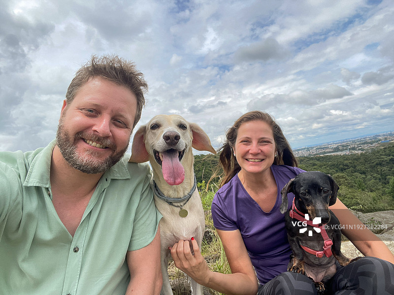 一家人在山上与宠物自拍图片素材