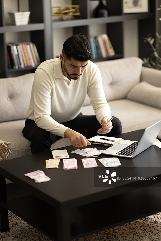 男人计算付款图片素材