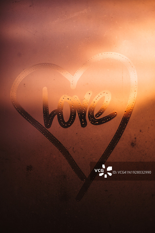 在窗户上画的心形，里面写着“爱”字图片素材