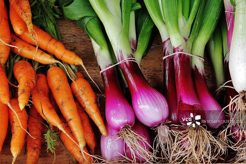 市场摊位上待售蔬菜的高角度视图图片素材